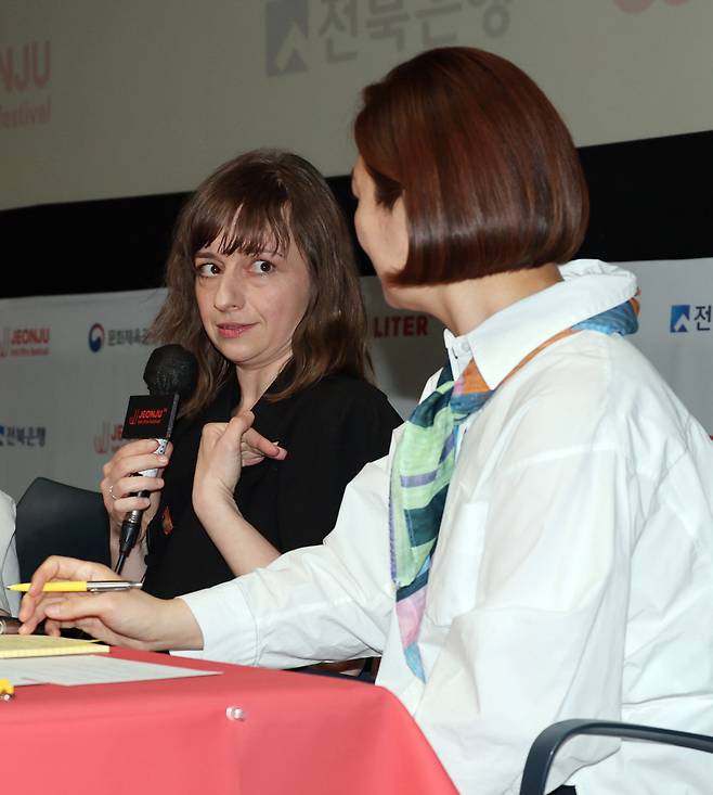 제26회 전주국제영화제 개막일인 30일 <콘티넨탈 ‘25> 개막작 기자회견에서 에스테르 톰파(왼쪽)가 기자들 질문에 답하고 있다. 연합뉴스