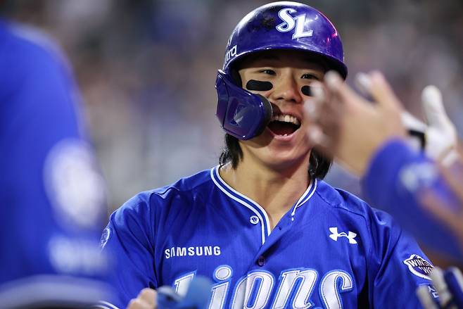 활짝 삼성 김성윤이 지난 29일 인천 SSG랜더스필드에서 열린 SSG와의 원정경기에서 결정적인 안타를 때려낸 뒤 기뻐하고 있다. 삼성 라이온즈 제공