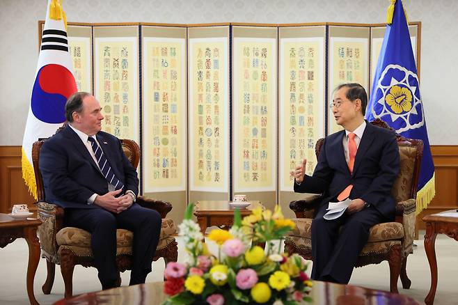 총리직 사퇴 전날까지 ‘외교 활동’ 한덕수 대통령 권한대행 겸 국무총리(오른쪽)가 30일 정부서울청사에서 방한 중인 존 펠란 미국 해군성 장관을 접견하고 있다. 연합뉴스