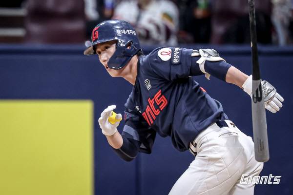 지난 29일 키움과 3연전 첫 번째 경기에서 헤드샷 부상을 당한 롯데 전민재는 앞으로 7일간 안정이 필요하다. 사진은 이날 앞선 타석에 들어서 안타를 치고 출루하는 모습. 롯데 자이언츠 제공