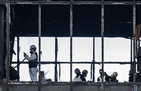 지난 2월 16일 기장군 ‘반얀트리 해운대 부산’ 공사 현장에서 화재 원인 규명을 위한 합동감식을 하는 모습. 국제신문DB