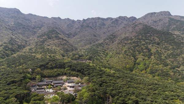 경남 양산 통도사는 대한민국 불교를 대표하는 8대 총림 중 ‘영축총림’이며 세계문화유산에 등재된 사찰이다. 오른쪽 영축산 정상에서 시계 반대 방향으로 영축지맥인 함박등 함박재의 울퉁불퉁한 바위 능선이 펼쳐지고, 맨 아래쪽 암자는 경봉 스님이 주석한  극람암이며 그 뒤는 비로암이고 왼쪽 끝 Y자 계곡에 백운암이 숨어  있다. 극락암에서 드론을 띄워 담았다.