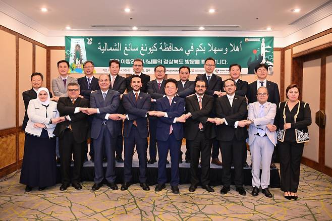 지난 29일 저녁 경주 힐튼호텔에서 가진 주한 아랍 7개국 대사들과의 만찬에서 기념촬영을 하고 있다. 경북도 제공.