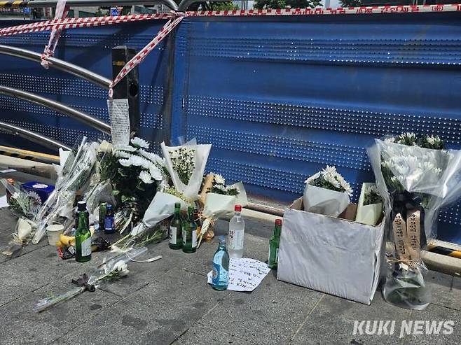 지난해 7월 서울 중구 시청역 교차로 인근에 교통사고 희생자들을 추모하는 국화가 놓여 있다. 임지혜 기자