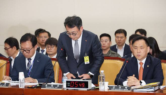 유영상 SK텔레콤 대표이사가 30일 국회 과학기술정보방송통신위원회의에서 열린 방송통신 분야 청문회에서 유심 해킹 사태에 대해 사과하고 있다. 연합뉴스