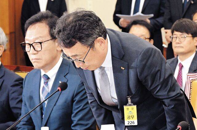 유영상 SK텔레콤 대표이사가 30일 국회 과학기술정보방송통신위원회가 연 ‘YTN 등 방송통신 분야 청문회’에 참석해 최근 유심 정보 해킹 사건에 대해 고개 숙여 사과하고 있다. 이한형 기자