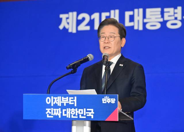 더불어민주당 이재명 대선 후보가 30일 서울 여의도 국회 의원회관에서 열린 더불어민주당 제21대 대통령선거 '진짜 대한민국' 중앙선거대책위원회 출범식에서 연설하고 있다.