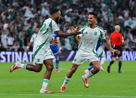 알아흘리의 아이번 토니가 득점 후 갈레노와 기뻐하고 있다. 사진[로이터=연합뉴스]