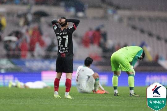 패배에 아쉬워하는 문선민. 사진[연합뉴스]