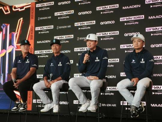 30일 기자회견 하는 아이언헤즈 선수들. 오른쪽 두 번째가 장유빈. 사진[연합뉴스]