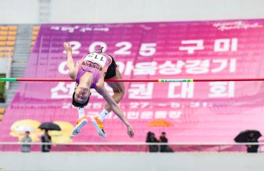 빗방울 뚫고 '점프'. 사진[연합뉴스]