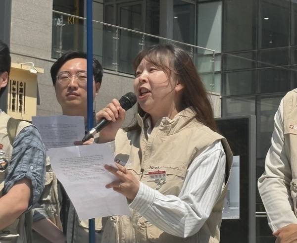 ▲전국언론노조 천재교과서지부는 지난 29일 오후 서울 금천구 천재교과서 사옥 앞에서 노조 출범 선포 기자회견을 열었다. 발언에 나선 박성연 전국언론노동조합 천재교과서지부장. 사진=윤유경 기자.