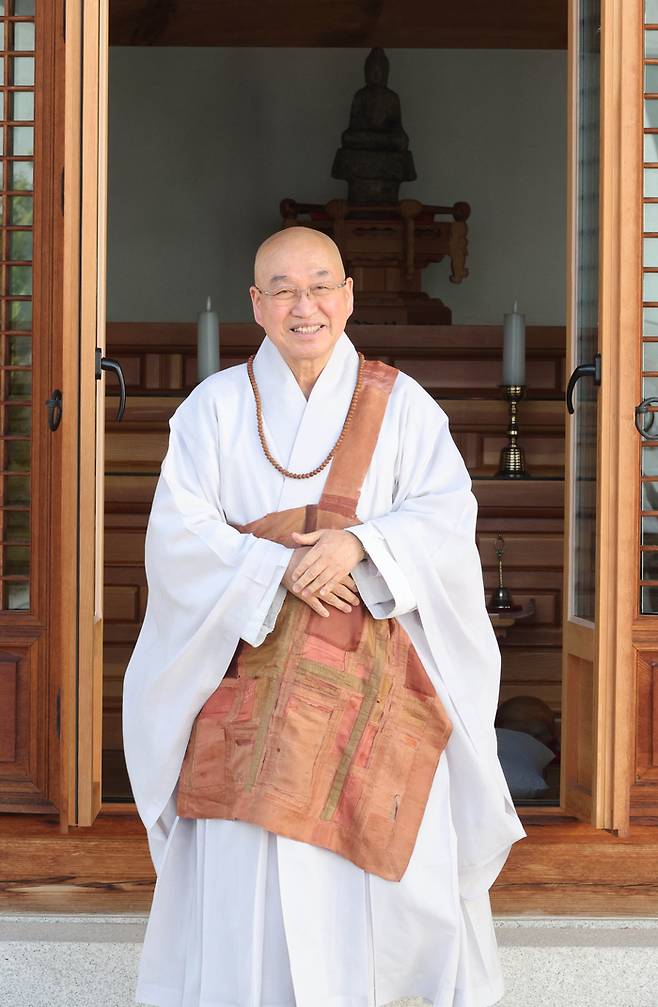 법륜스님이 서울 서초동 정토사회문화회관 건물 옥상에 자리한 법당 문을 열어젖히며  기자를 맞이하고 있다. <이충우 기자>