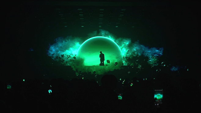 < 2024년 선정작 기리보이: WYBH(우주비행) CONCERT GOOD BYE 2024_2개의 대형 LED를 활용한 아나모픽 무대 구현 >