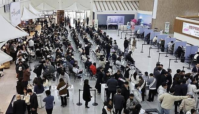 지난달 18일 인천시 ‘천원주택’ 신청 접수장 모습 [사진 = 연합뉴스]