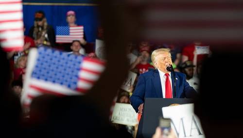 취임 100일을 맞아 29일(현지시간) 미시간주 집회에서 연설하고 있는 도널드 트럼프 미국 대통령. <사진=EPA 연합뉴스>