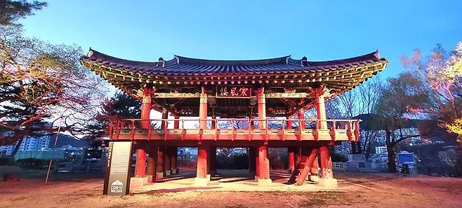 무주를 대표하는 명소 한풍루. 조선시대 명필로 꼽히는 한석봉이 이곳 현판을 썼다. / 사진=무주문화원