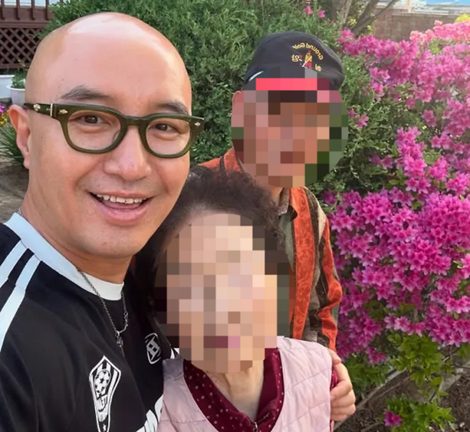 방송인 홍석천과 그의 부모. [사진 출처 = 홍석천 SNS 캡처]
