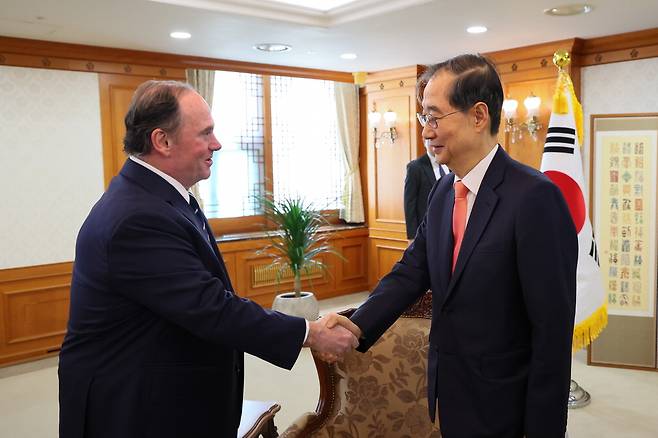 한덕수 대통령 권한대행 국무총리가 30일 오전 정부서울청사에서 방한 중인 존 펠런 미국 해군장관(왼쪽)을 접견했다. 국무총리실