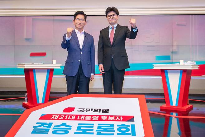 국민의힘 제21대 대통령선거 경선 결선투표에 진출한 김문수(왼쪽), 한동훈 후보가 30일 서울 중구 TV조선에서 TV토론에 앞서 포즈를 취하고 있다. [사진 출처 = 국회사진기자단, 연합뉴스]