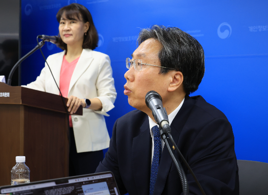 최장혁 개인정보보호위원회 부위원장이 4월 29일 서울 종로구 정부서울청사에서 출입기자단 4월 정례브리핑을 하고 있다. (출처=연합뉴스)