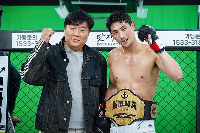 김완준(전주팀매드)이 제4대 KMMA 페더급 챔피언 등극 후 시상자로 나선 FILA동성로점, 핸즈커피대구다운타운점, 만화카페골방 등을 운영하는 ㈜동성아이앤씨 김민욱 대표와 기념 촬영을 하고 있다. 사진=스탠다드앤드프로그레스 스포츠에이전시 제공