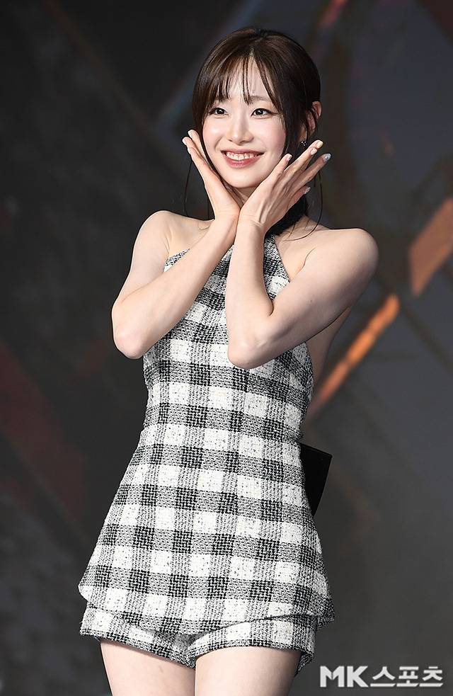 넷플릭스(Netflix) ‘데블스 플랜: 데스룸’ 제작발표회에 참석한 츄는 흑백 체크 패턴의 트위드 미니 셋업을 착용하고 등장했다. 사진=천정환 기자