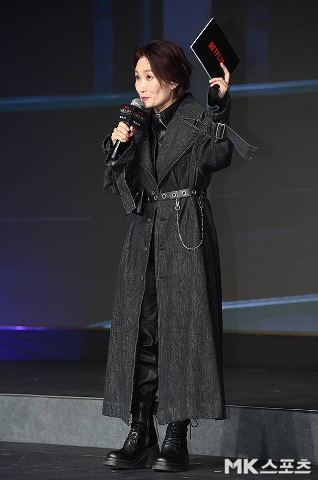 박경림은 블랙 레더 셔츠와 슬림 팬츠를 기본으로 롱 데님 코트를 레이어드해 무심한 듯 시크한 무드를 완성했다.사진=천정환 기자