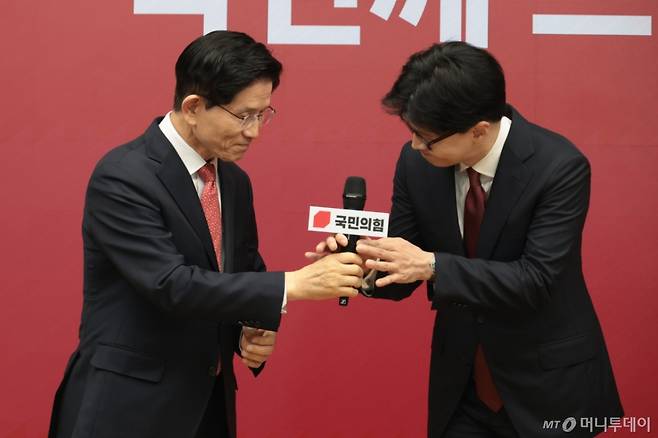 [서울=뉴시스] 국회사진기자단= 국민의힘 2차 경선 결선에 진출한 김문수 후보가 29일 오후 서울 여의도 중앙당사에서 열린 제21대 대통령후보자 선출을 위한 3차 경선 진출자 발표에서 소감 발표를 마치고 한동훈(오른쪽) 후보에게 마이크를 건네고 있다. 2025.04.29. photo@newsis.com /사진=