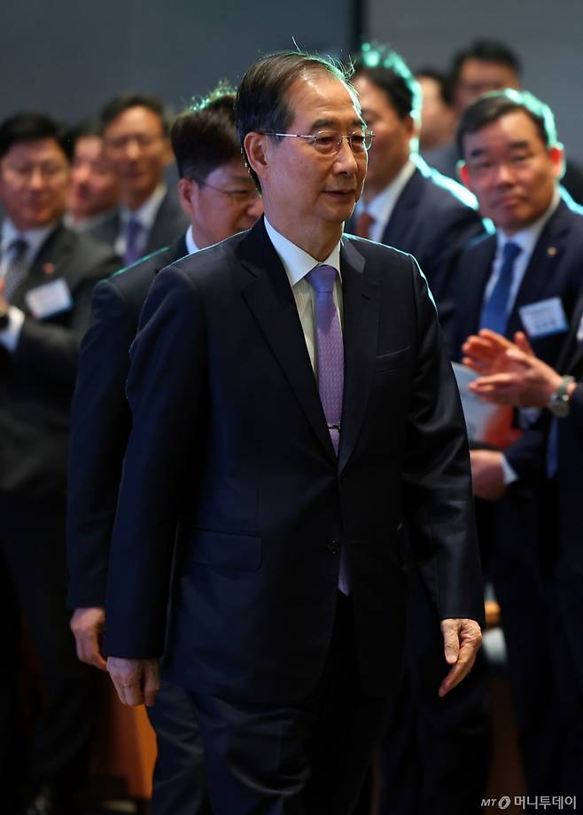 [서울=뉴시스] 최진석 기자 = 한덕수 대통령 권한대행 국무총리가 29일 서울 강남구 건설회관에서 열린 해외건설 1조달러 수주 및 60주년 기념식에 입장하고 있다. 2025.04.29. myjs@newsis.com /사진=최진석