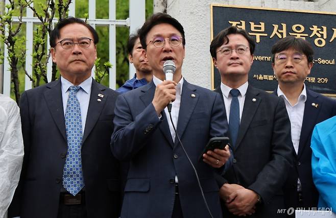 (서울=뉴스1) 임세영 기자 = 김민석 더불어민주당 최고위원 및 민주당 의원들이 22일 오전 서울 종로구 정부서울청사 앞에서 한덕수 대통령 권한대행 대선 출마용 졸속관세협상 규탄 기자회견을 하고 있다. 2025.4.22/뉴스1  Copyright (C) 뉴스1. All rights reserved. 무단 전재 및 재배포,  AI학습 이용 금지. /사진=(서울=뉴스1) 임세영 기자