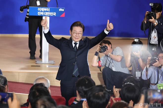 [서울=뉴시스] 고승민 기자 = 30일 서울 여의도 국회 의원회관에서 열린 더불어민주당 제21대 대통령선거 '진짜 대한민국' 중앙선거대책위원회 출범식에서 이재명 대선 후보가 인사하고 있다. 2025.04.30. kkssmm99@newsis.com /사진=고승민