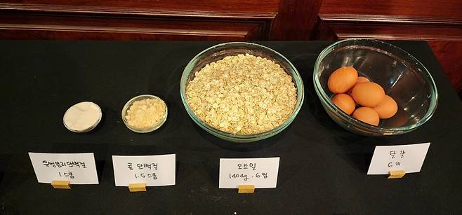 근육을 만드는 데 촉진제 역할을 하는 필수아미노산이 류신이다. 식품별 류신 3g을 비교한 사진. 맨 왼쪽이 유청분리단백질로 1스쿱에 불과하다. /사진=정심교 기자