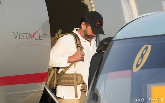 [서울=뉴시스] 공항사진기자단 = 도널드 트럼프 미국 대통령의 장남 트럼프 주니어가 29일 서울 강서구 김포공항에서 비행기에서 내리고 있다. 정용진 신세계그룹 회장의 초청으로 한국을 찾는 트럼프 주니어는 국내 주요 대기업 총수와 개별 면담을 가질 예정이다. 2025.04.29. photo@newsis.com /사진=