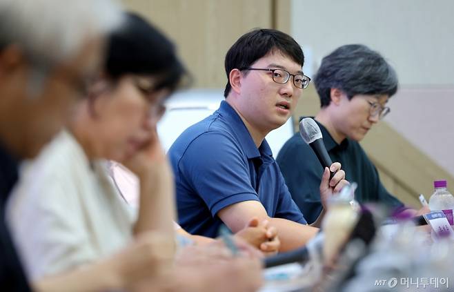 (서울=뉴스1) 박지혜 기자 = 우병준 서울대병원 사직 전공의가 13일 오후 서울 종로구 서울대학교 의과대학 융합관 양윤선홀에서 서울의대-서울대병원 교수 비상대책위원회 주최로 열린 의료수가와 보상체계 관련 토론회에서 모두 발언을 하고 있다. 2024.8.13/뉴스1 Copyright (C) 뉴스1. All rights reserved. 무단 전재 및 재배포, AI학습 이용 금지. /사진=(서울=뉴스1) 박지혜 기자