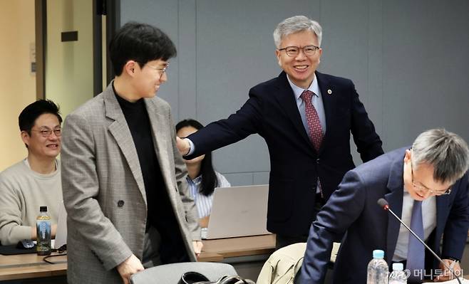 (서울=뉴스1) 오대일 기자 = 김택우 대한의사협회 회장이 24일 오후 서울 용산구 대한의사협회 대회의실에서 열린 의료정책연구원 주최 '의대 증원과 의학교육 문제' 포럼에서 패널로 참석한 서울대병원 사직 전공의 장재영 씨와 인사하고 있다. 이날 포럼은 의과대학 교육의 본질과 역할, 정원 확대가 현장 교육에 미칠 영향 등을 중심으로 구성됐다. 2025.3.24/뉴스1 Copyright (C) 뉴스1. All rights reserved. 무단 전재 및 재배포, AI학습 이용 금지. /사진=(서울=뉴스1) 오대일 기자