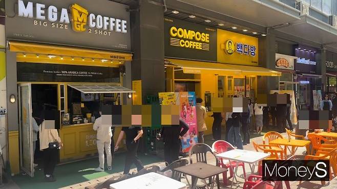25일 낮 광화문 인근 저가 커피 브랜드 앞에 음료를 사려는 소비자들이 모여있다. 메가커피, 컴포즈커피, 빽다방, 더벤티커피 등 저가 커피 브랜드가 줄 지어 있는 모습. /사진=신소민 기자