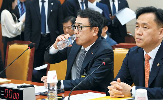 목타는 SKT… 유영상(왼쪽) SK텔레콤 대표가 30일 오전 국회 과학기술정보방송통신위원회 청문회에 출석해 물을 마시고 있다.  곽성호 기자