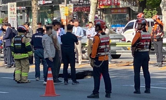 서울 강동구 길동 사거리에서 발생한 땅 꺼짐. 온라인 커뮤니티