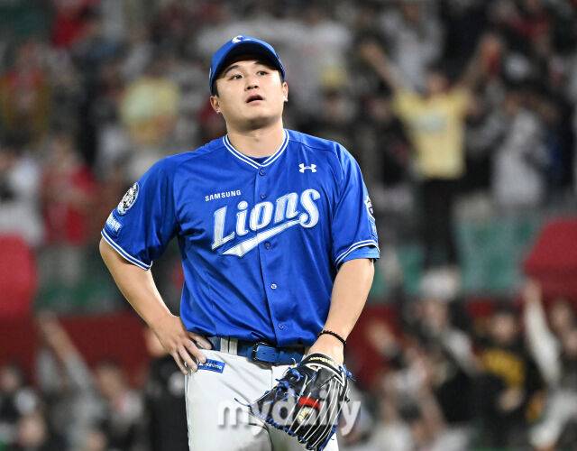 29일 오후 인천광역시 문학동 SSG랜더스필드에서 진행된 '2025 프로야구 KBO리그' SSG랜더스와 삼성라이온즈의 경기. 삼성 최원태가 7회말 1사 1루서 오태곤을 실책으로 내보낸 뒤 아쉬워 하고 있다./인천=송일섭 기자