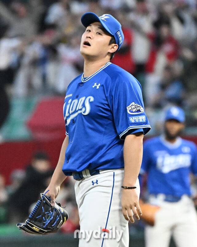 29일 오후 인천광역시 문학동 SSG랜더스필드에서 진행된 '2025 프로야구 KBO리그' SSG랜더스와 삼성라이온즈의 경기. 삼성 최원태가 3회말 무사 2루서 안성현에게 내야 안타를 허용한 뒤 아쉬워 하고 있다./인천=송일섭 기자