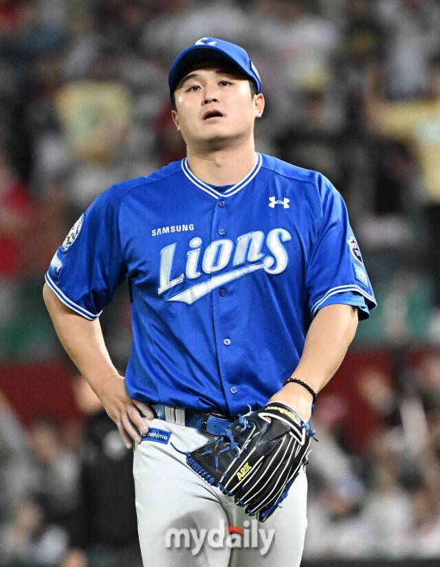 29일 오후 인천광역시 문학동 SSG랜더스필드에서 진행된 '2025 프로야구 KBO리그' SSG랜더스와 삼성라이온즈의 경기. 삼성 최원태가 7회말 1사 1루서 오태곤을 실책으로 내보낸 뒤 아쉬워 하고 있다./인천=송일섭 기자