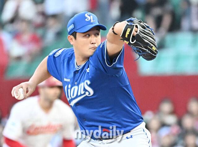 29일 오후 인천광역시 문학동 SSG랜더스필드에서 진행된 '2025 프로야구 KBO리그' SSG랜더스와 삼성라이온즈의 경기. 삼성 최원태가 선발등판해 역투하고 있다./인천=송일섭 기자