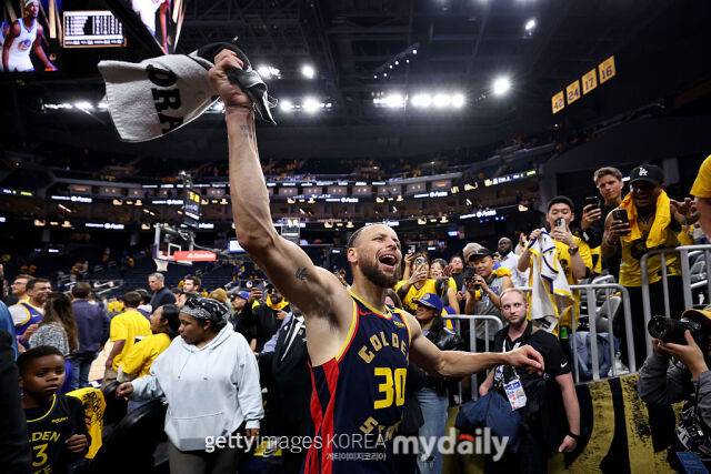 휴스턴 로켓츠와의 PO 1R 4차전 승리 후 기뻐하는 스테판 커리. /게티이미지코리아