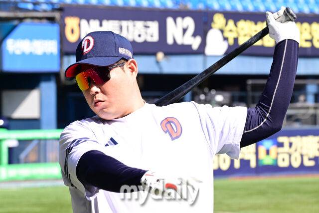 30일 오후 서울 잠실구장에 진행된 '2025 신한 SOL뱅크 KBO 리그' KT-두산의 경기. 경기 전 두산 양의지가 타격 훈련을 하고 있다./잠실=곽경훈 기자