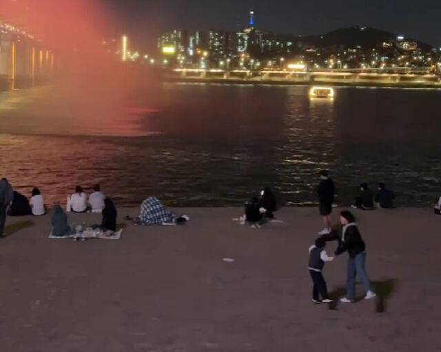 이미도가 한강에서 아들과 춤을 추고 있다. / 이미도 SNS 캡처