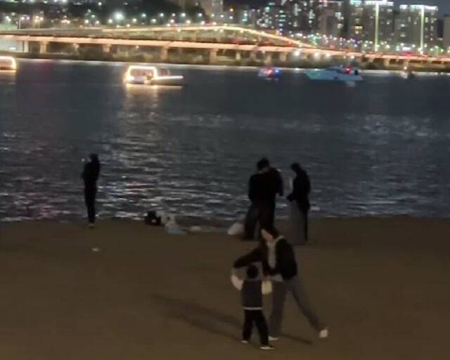 사람들의 시선은 아랑곳 하지 않고 행복한 한 때를 보내고 있다. / 이미도 SNS 캡처