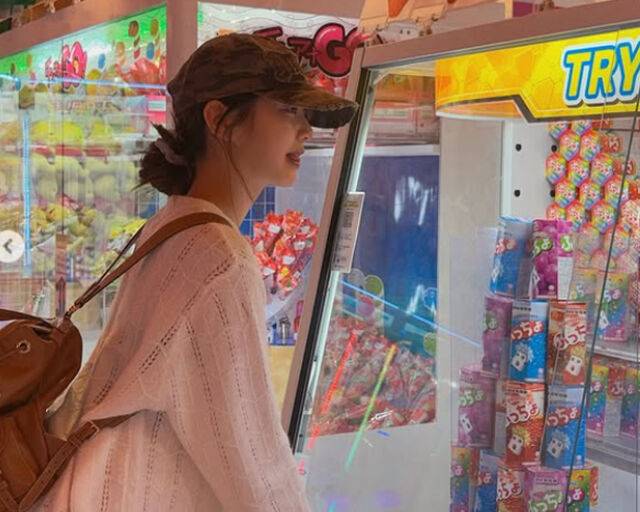 장원영이 일본 과자를 보고 먹고 싶은 표정을 짓고 있다. / 장원영 SNS