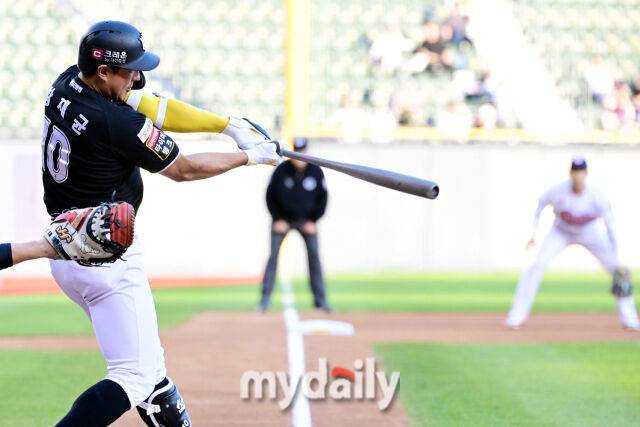 30일 오후 서울 잠실구장에서 진행된 '2025 신한 SOL뱅크 KBO 리그' KT-두산의 경기. kt 황재균이 1회초 무사 1루에서 안타를 때리고 있다./잠실=곽경훈 기자