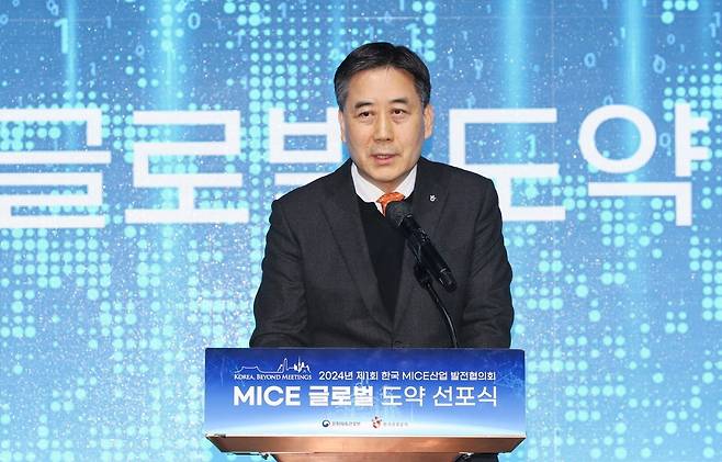 한국관광공사에서 잔뼈가 굵은 서영충 사장 직대가 정치혼란 상황에서 외국인들의 우려를 불식시키면서 종횡무진 활약하고 있다.